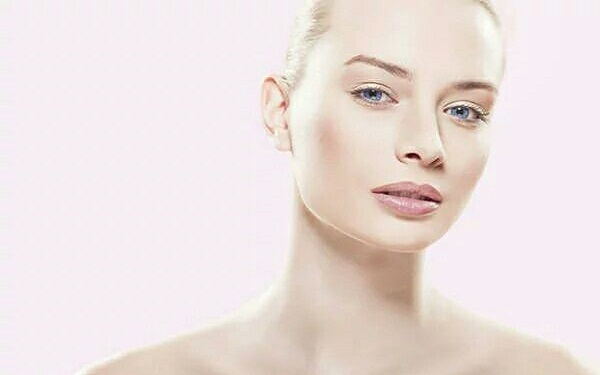 金勇圭進(jìn)行顴骨磨削，完美呈現(xiàn)大方臉到小V臉的華麗轉(zhuǎn)變