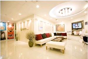 威海英姬醫(yī)療美容診所/>
</p>
<h3>
    　　威海英姬醫(yī)療美容診所鼻尖整形的手術(shù)過(guò)程
</h3>
<p>
    　　1、鼻孔內(nèi)側(cè)緣切口加鼻小柱鼻唇角處W形切口，劃兩個(gè)鼻孔切線后，局部麻醉；
</p>
<p>
    　　2、按照前面畫(huà)的切線，在鼻孔內(nèi)開(kāi)小切口；
</p>
<p>
    　　3、沿記號(hào)線作小切口，然后自切口沿骨頭向鼻根處作皮下分離.清除多余的鼻尖部軟組織及鼻翼過(guò)多的一部分，將兩側(cè)鼻翼軟骨靠攏至中央；
</p>
<p>
    　　4、將修剪適當(dāng)?shù)墓腆w硅膠或其它假體植入鼻背；
</p>
<p>
    　　5、確定想要塑造的鼻尖形狀后，要考慮使用哪種材料，例如自體軟骨、人工假體等；
</p>
<p>
    　　6、將自體軟骨或人工假體塑成所需形狀，固定于鼻尖；
</p>
<p>
    　　7、將自體軟骨插入鼻尖，并與受術(shù)者鼻梁一起縫合；
</p>
<p>
    　　8、鼻尖整形手術(shù)時(shí)要仔細(xì)觀察整個(gè)鼻型是否自然。
</p>
<p style=