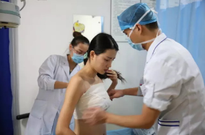 上海時(shí)光整形醫(yī)院何晉龍醫(yī)生做假體隆胸怎么樣？附案例對(duì)比圖